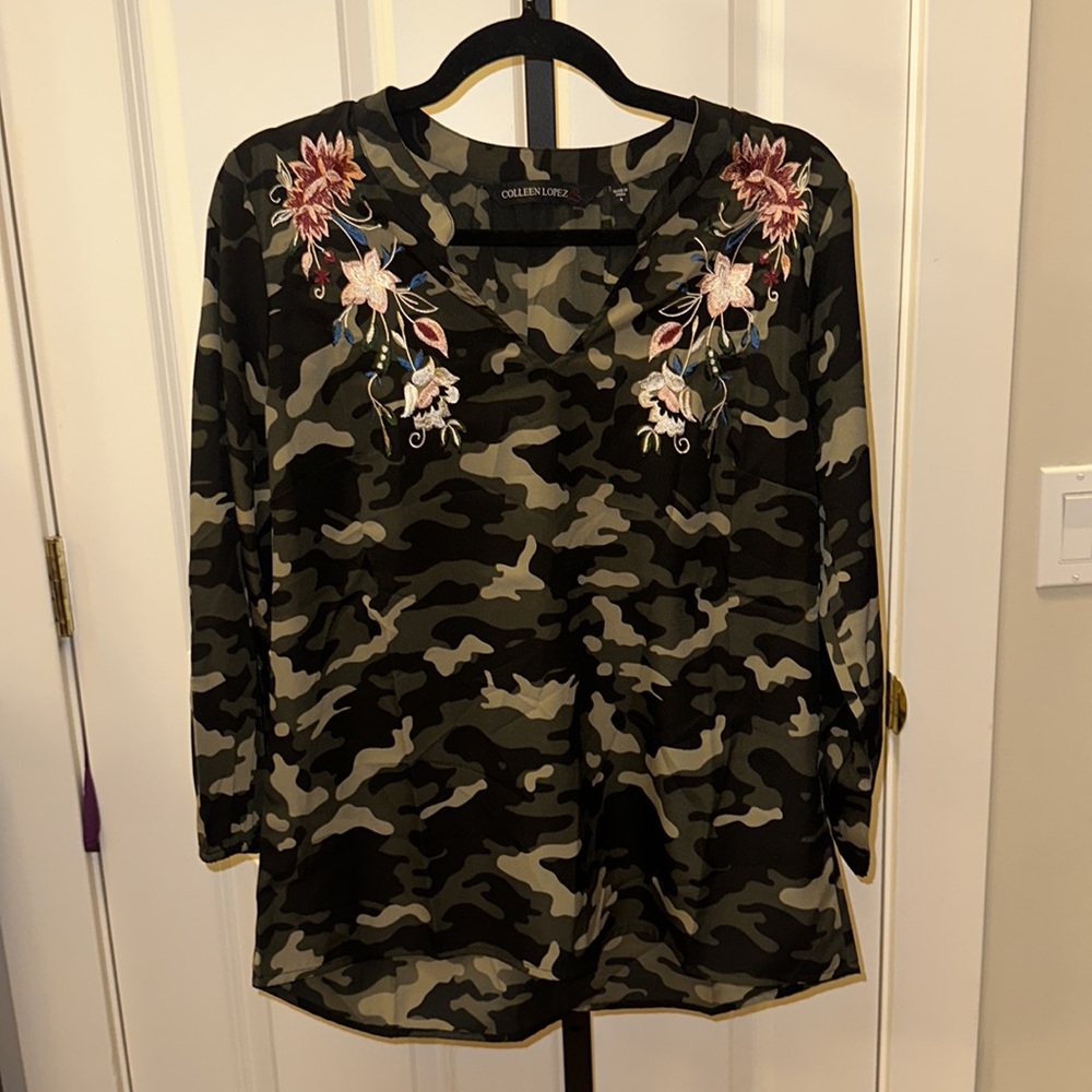 Colleen Lopez Embroidered Camo Top NEW - Picture 7 of 8
